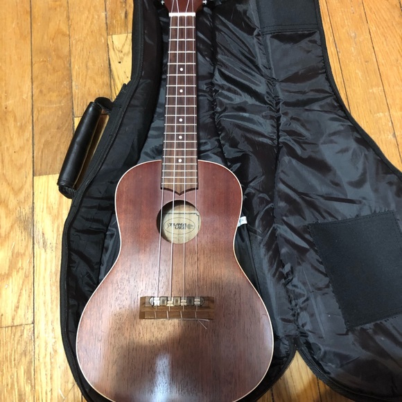 Lanikai ukulele - Picture 1 of 3